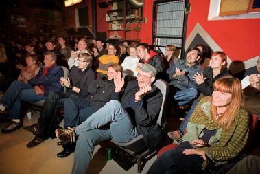 Obiskovanost stand up večerov se povečuje. Skoraj ni večjega kraja, kjer se mladi komiki še ne bi predstavili.