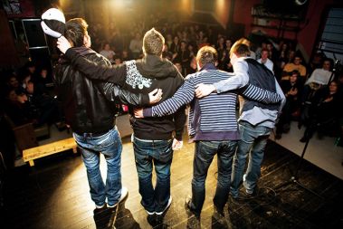 Priklon občinstvu, z leve proti desni Klemen Mauhler, Klemen Bučan, Ranko Babič in Tin Vodopivec. Klub Gromka, 22. april 2008.