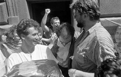 Janez Janša in Igor Bavčar po koncu sojenja Janši, Borštnerju, Tasiću in Zavrlu na Roški v Ljubljani, 27. julij 1988