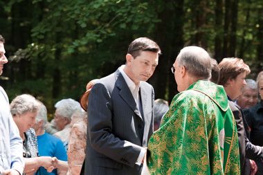 Skupaj sta obsodila morilce - partizane, potem morilce - okupatorje. Na morilce - domobrance pa sta v imenu sprave pozabila. 