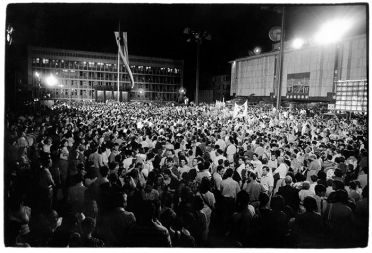 Zbrana množica na razglasitvi samostojnosti na Trgu republike v Ljubljani, 26. junija 1991