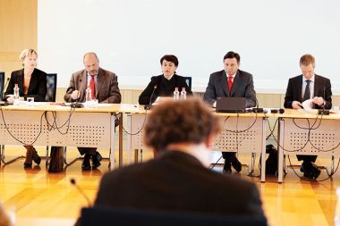 Vlada je sindikate seznanila z varčevalnimi ukrepi, ti pa so napovedali stavko.