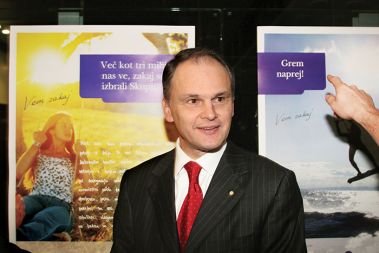 Odhajajoči predsednik uprave NLB Marjan Kramar naj bi prejel milijon evrov nagrade.