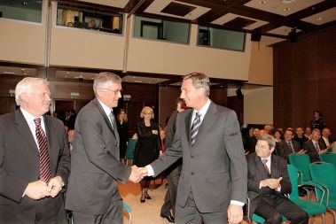 Z roko v roki, predsednik vlade Borut Pahor z bivšim predsednikom uprave Hita Nikom Troštom. Poleg njiju glavni lokalni kadrovik, župan Nove Gorice Mirko Brulc.