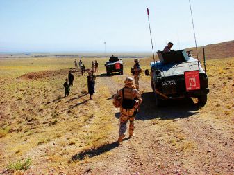 Kljub vojaškemu, političnemu in javnomnenjskemu fiasku v Afganistanu, se namerava Slovenska vojska razvijati še bolj v smeri globalnega interventnega oddelka. (na fotografiji slovenski vojaki v Afganistanu)