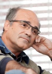 Bogomir Kovač, predavatelj na EF Ljubljana: »Za Slovenijo se zaradi evra in visoke inflacije bistveno poslabšujejo konkurenčne možnosti na zunanjih trgih. Ker pa se hkrati povečuje zunanje zadolževanje, se škarje dodatno nevarno zapirajo.«