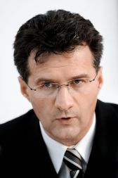 Milan M. Cvikl, poslanec SD: »Visoka inflacija že zmanjšuje konkurenčnost slovenskega gospodarstva, kar poleg sproščenega zadolževanja vseh in še posebej paradržavnih institucij vpliva na nesprejemljivo veliko luknjo v plačilni bilanci.«