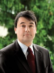 Boštjan M. Turk je docent na ljubljanski Filozofski fakulteti. Danes politiko opazuje od daleč, nekoč pa je bil član izvršnega odbora Peterletovih Slovenskih krščanskih demokratov in predsednik njenega ljubljanskega občinskega odbora. Leta 2006 je bil eden izmed podpisnikov županske kandidature dr. Franceta Arharja.