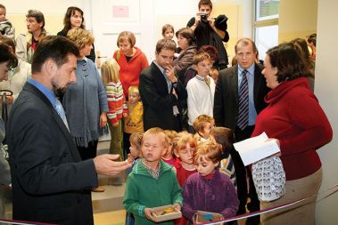 Otvoritev katoliškega vrtca v Mariboru, 11. maja 2007. Cerkev si vseskozi prizadeva, da bi sodelovala pri izobraževanju otrok. Vse od vrtca, šole, do nastajajoče katoliške univerze.
