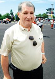 Jože Kozmus. Bivši dolgoletni direktor. Prodajalec.