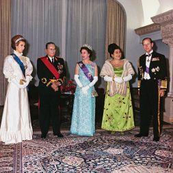 V zahodni zgodovinski sferi sicer Tito ne figurira več toliko kot vojaški voditelj, pač pa kot najpomembnejši državnik, ki se je uprl diktatu interesnih sfer in je z idejo o neuvrščenosti močno vplival na Indijo in Afriko. (na fotografiji Tito z ženo Jovanko na sprejemu pri angleški kraljici)