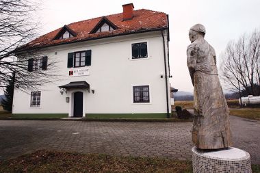 Zastavljano: Kolpingov dom, Slivnica.