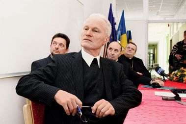 Mirko Kraševec, ekonom Nadškofije Maribor, ki se je znašla v finančnih težavah. V ozadju: dr. Ivan Štuhec, ravnatelj mariborske škofijske gimnazije, mariborski nadškof dr. Franc Kramberger in škof murskosoboške škofije dr. Peter Štumpf