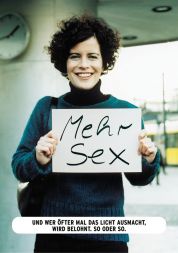 Nemška vlada je zeleno davčno reformo podprla z domiselno kampanjo. Na enem od plakatov je bila fotografija ženske, ki v rokah drži napis »Več seksa«. Spodaj pa sledi pripis: »Kdor večkrat ugasne luč, bo poplačan. Tako ali tako.«