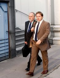Wolfgang Riedl (levo), z odvetnikom.  \
