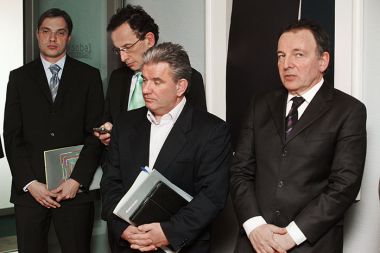Janšo so spremljali Marko Pogačnik (bivši direktor SOD-a, ki je prodal Mercator Pivovarni Laško), Žiga Turk, član skupine, ki bi resetirala Slovenijo, Andrej Vizjak, bivši minister za gospodarstvo, ki je pripravil prevzemno zakonodajo, in Andrej Šircelj, bivši državni sekretar, ki je vodil projekt zmanjševanja davkov za bogate v Janševi vladi