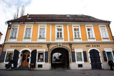 Zastavljeno: Slomškova knjigarna v centru Maribora.
