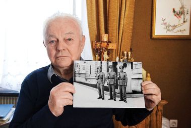Stane Kirn s sliko treh policistov (sam je v sredini) pred bansko upravo na Erjavčevi cesti, kjer je v tistem času v prvem nadstropju stanoval Leon Rupnik.