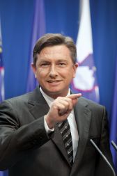 Borut Pahor na tiskovni konferenci, na kateri je zanikal trgovanje z ameriško diplomacijo, 1. decembra