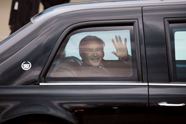 Predsednik Georg Bush se bo v svojem blindiranem avtomobilu peljal po cesti od Brnika do Brda. Prebivalce in živali bodo odstranili.