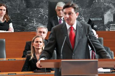 Katarina Kresal ob poslušanju Boruta Pahorja med interpelacijo v državnem zboru: Pahor jo podpira, a vseeno koketira z desnico