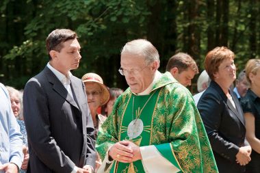 Nadškof Anton Stres in njegov sponzor, predsednik vlade Borut Pahor na spravni slovesnosti v Kočevskem Rogu.