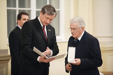 Predsednik Danilo Türk je Tomaža Ertla odlikoval za zasluge pri vodenju akcije Sever, s katero je slovenska policija leta 1989 preprečila Miting resnice v Ljubljani, s katerim so hoteli nastavljeni mitingaši iz Srbije spametovati slovensko vodstvo in javnost