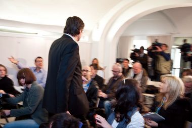 Odhod Zorana Thalerja s tiskovne konference, na kateri je sporočil svoj odstop in ni želel odgovarjati na vprašanja novinarjev