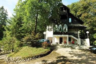 Vila Jelovica na Bledu, ki je v upravljanju ministrstva za notranje zadeve.  Najemnina za tri- ali večposteljno sobo s souporabo kuhinje je 47 evrov na dan.