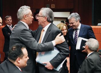 Jan Kees de Jager, nizozemski finančni minister (spodaj levo), Giulio Tremonti, italijanski finančni minister, Jean-Claude Juncker, predsednik evroskupine, Elena Salgado, španska finančna ministrica, Didier Reynders, belgijski finančni minister in Wolfgang Schaeuble, nemški finančni minister (desno spodaj) na zasedanju ministrov za finance v Bruslju, 6. decembra