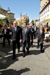 Za zmago je potreben lik požrtvovalnega vodje – Janez Janša in predsednik evropske komisije Manuel Barroso med sprehodom po ljubljanskih ulicah. 
