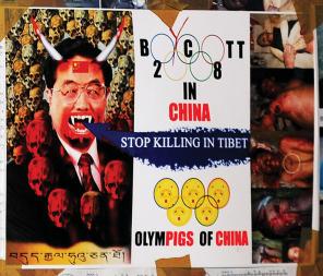 Eden izmed sramotilnih tibetanskih plakatov, posvečen kitajskemu predsedniku Hu Jintau in »Beijing Olimpigs«.