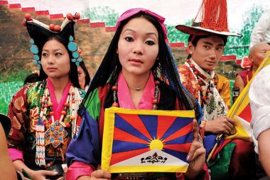 Tibetanski protestniki v tradicionalnih narodnih nošah.