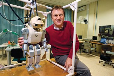 Dr. Bojan Nemec s svojim robotom
