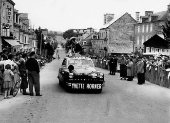 Yvette Horner na strehi avtomobila