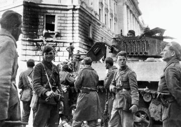 2. maj 1945: Partizani pred sodno palačo v Trstu