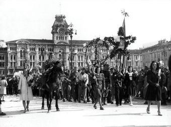 3. maj 1945: Mimohod partizanskih enot na velikem trgu v Trstu
