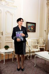 Varuhinja Zdenka Čebašek Travnik s poročilom, ki ga je Eva Irgl cenzurirala