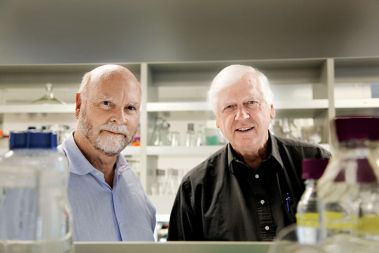 J. Craig Venter (levo) in sodelavec Hamilton Smith, ponosna starša
