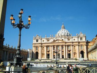 Vatikan od vernikov pri mašah letno zbere okrog 25 milijonov evrov, od teh jih le 5 nameni za dobrodelne namene, ostali poniknejo v bolj donosnih poslih. 