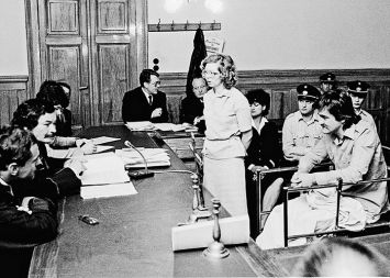 Martina Blaj in Luka Vidmar leta 1980 pred avstrijskim sodiščem zaradi Velikovškega bombnega napada. 