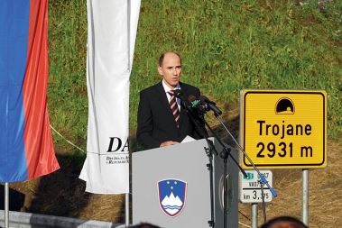 Doslej so premieri pred volitvami odpirali avtocestne odseke. Vlada Janeza Janše bo pred volitvami 2008 uvedla vinjete in tako odprla vse avtoceste.