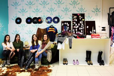 Organizatorke Vintage Vikenda Nina Štajner, Tjaša Gračner, Eva Seljan in Lida Salkič v impro dnevni sobi, ki so jo postavile v trgovini Gvant. Nad mizo so stojala z vintage nakitom, ki ga je zbral Jaka Neon.