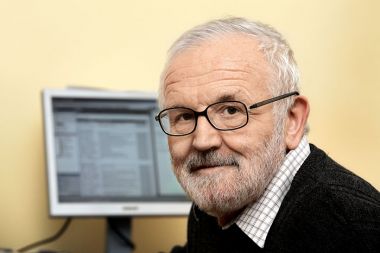 »Gotovo pa je, da visokošolski ‘tajkuni’ poskušajo na račun študentov ustvarjati dobiček. Pri tem izrabljajo politiko oziroma politike tako, da svojo vnemo za dobiček zavijajo v ideologijo, ki naj bi bila politiki na oblasti blizu.«- Dr. Jože Mencinger