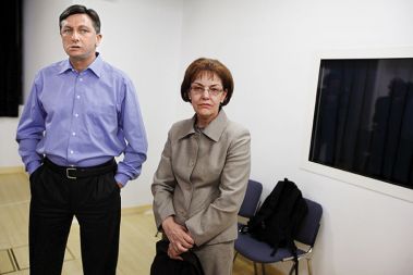 Dolgi obrazi: Borut Pahor, predsednik vlade, in poslanka Majda Potrata pričakujeta porazne rezultate referenduma