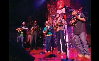 Julia Nunes in njen You Tube orkester na You Tube Live
