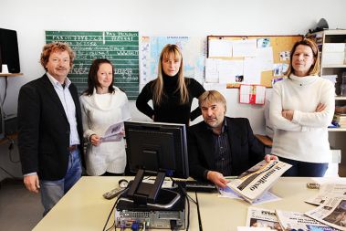 Del informativnega uredništva, ki je bil ob našem obisku v hiši. Od leve proti desni: Marij Čuk (glavni urednik), Nastja Milič (tajnica), Eva Ciuk (novinarka), Dušan Jelinčič (urednik), Marina Šturman (vodja tajništva)