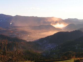 Mali dim iz Termoelektrarne Trbovlje (levo) in veliki dim iz cementarne Lafarge (desno)