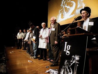 Uvodna predstavitev lanskih dobitnikov Ig Nobelovih nagrad v gledališču Sanders Theater na Harvardu. 2. oktober 2008. 