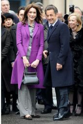 Carla Bruni v Balerinkah, Sarkozy na prstkih